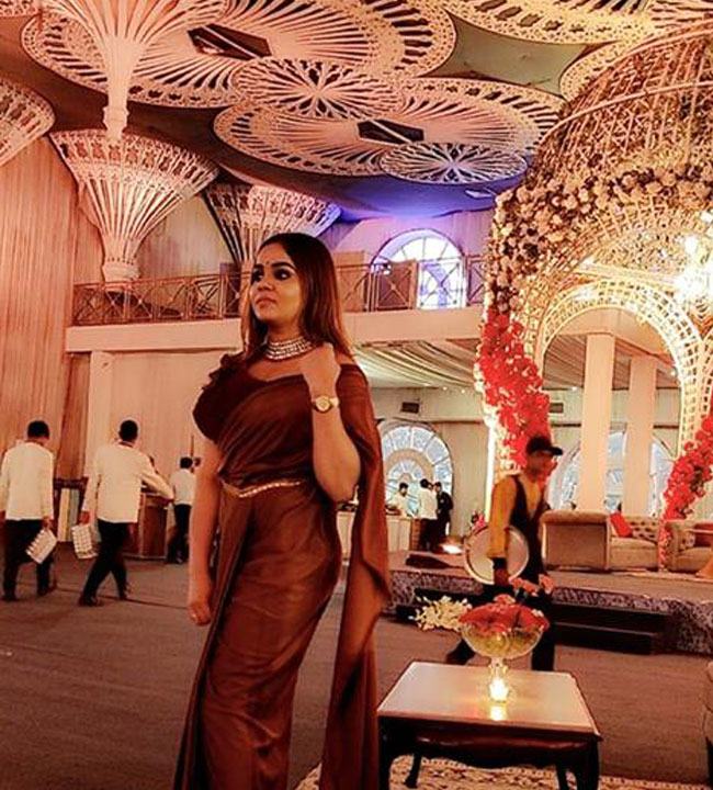 female anchors in delhi, India